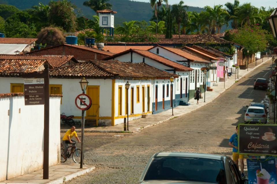 Pirenópolis é conhecida por suas cachoeiras, arquitetura colonial portuguesa e a Festa do Divino Espírito Santo, que ocorre 45 dias após a Páscoa / Wikimedia Commons