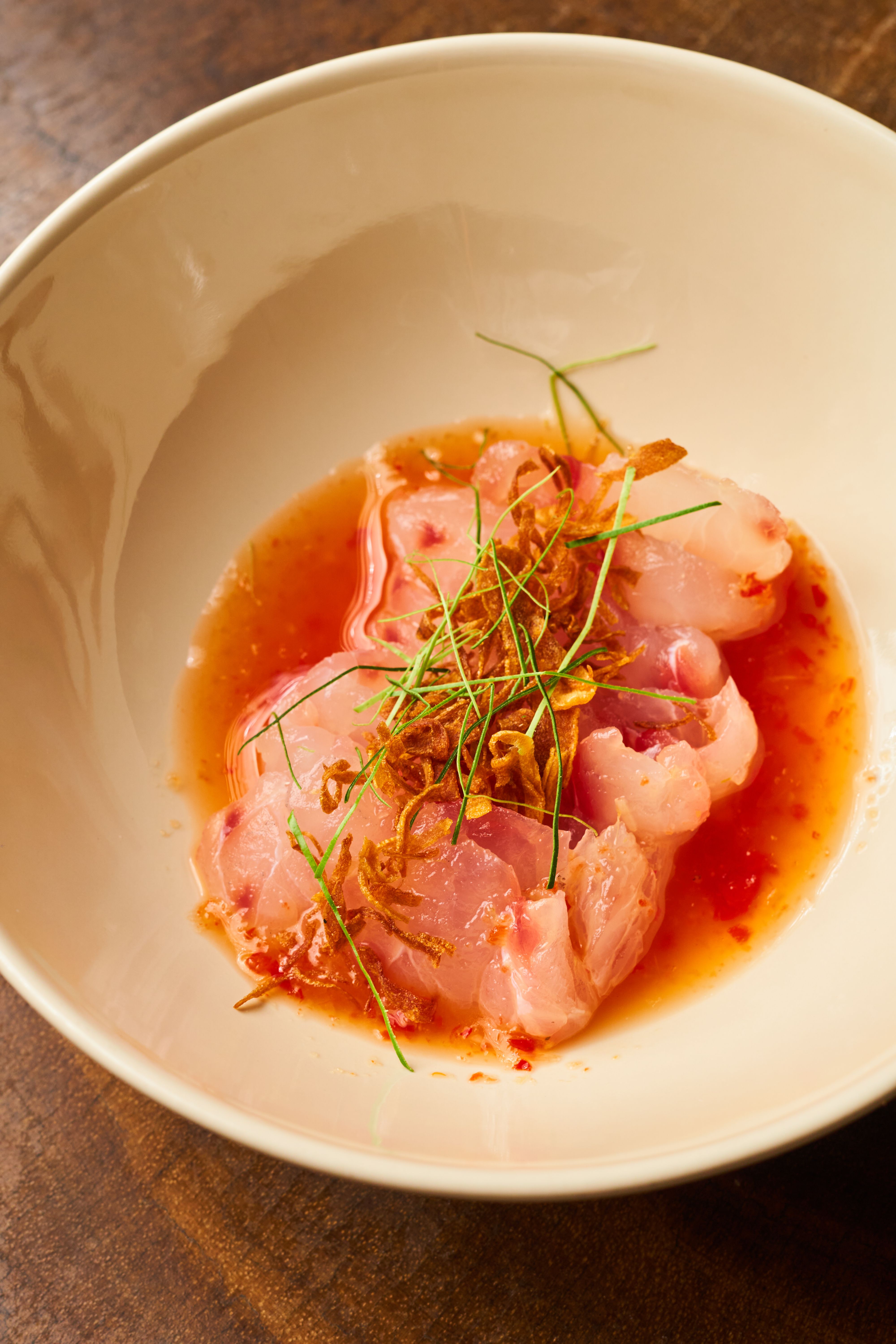 Pla Dip, crudo de peixe com molho Nahm Jim / Laís Acsa