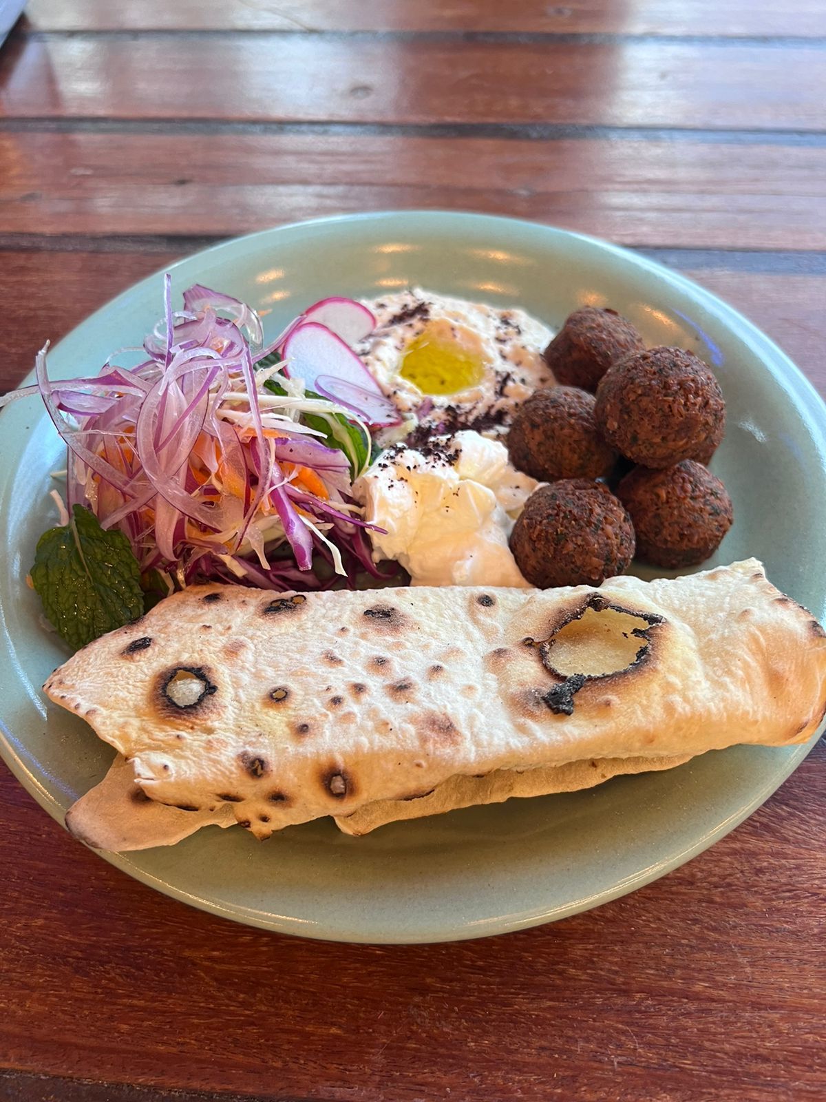 Falafel 'da Roberta', com hommus, saladinha mediterrânea, coalhada, sumack e pão sem fermento é um dos pratos do cardápio da inauguração / Divulgação