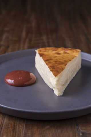 Torta Basca da casa com requeijão-do-norte, goiabada e um toque de vinho / RICARDO DANGELO