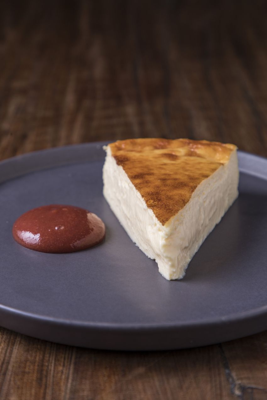 Torta Basca da casa com requeijão-do-norte, goiabada e um toque de vinho / RICARDO DANGELO