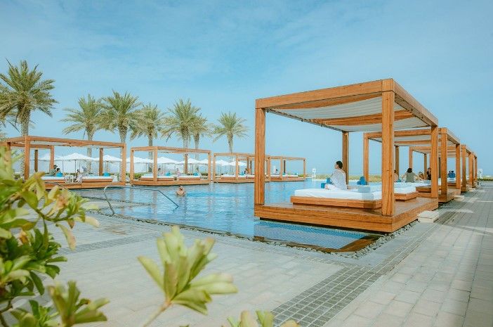 O Saadiyat Beach Club oferece experiência completa de relaxamento / Departamento de Cultura e Turismo Abu Dhabi