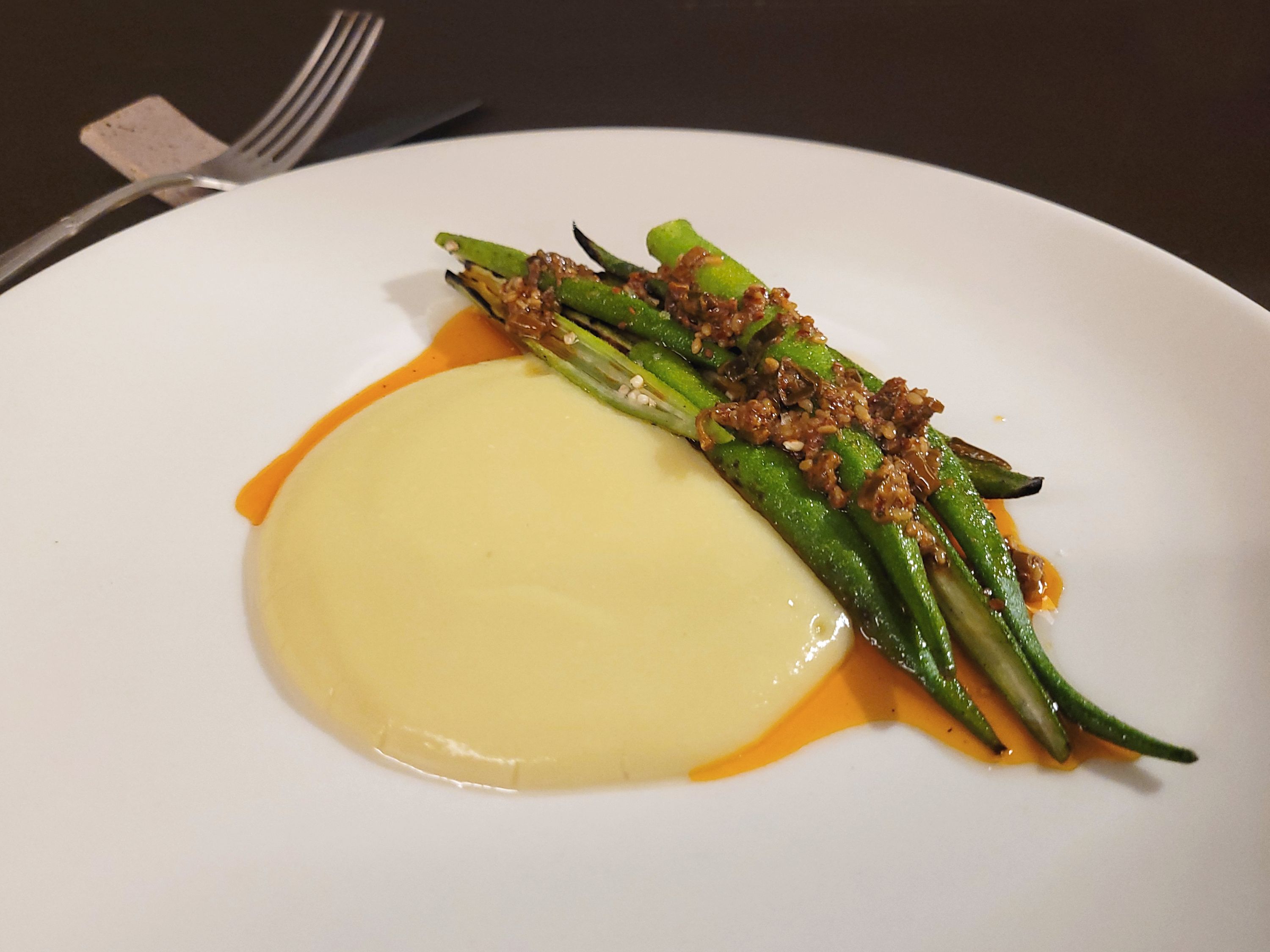 TREGUA COZINHA QUIABO GRELHADO COM PURE DE MILHO E CHILI OIL FABIO WRIGHT
