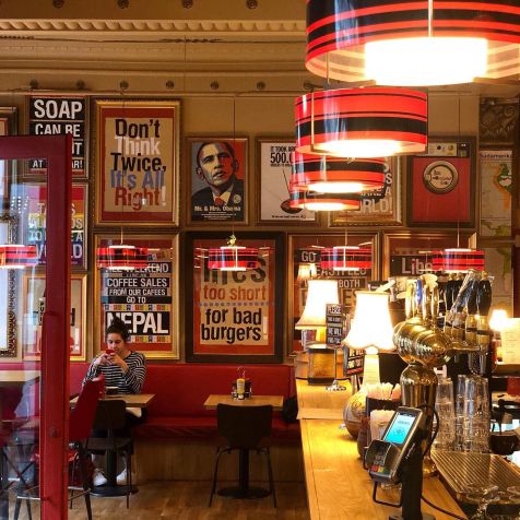 The Laundromat Café tem unidade na Islândia e também oferece serviço de lavanderia / Reprodução Instagram