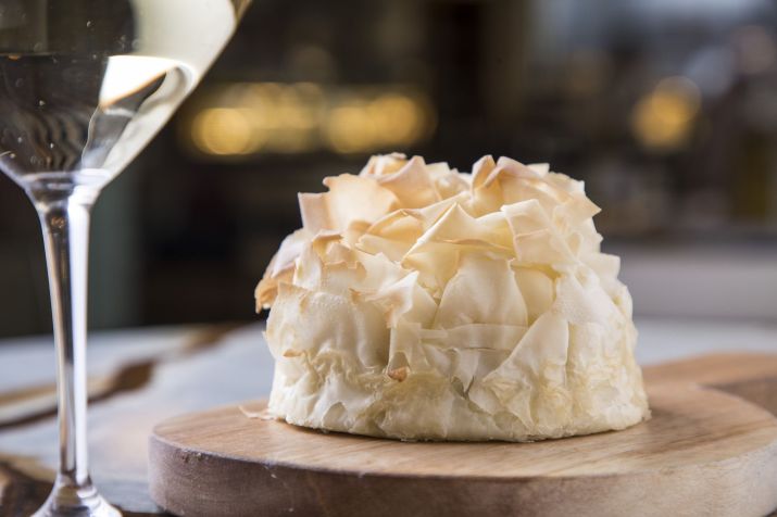 Torta de bacalhau, alho- poró, couve e azeitonas verdes / RICARDO DANGELO
