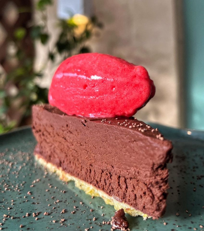 Torta de chocolate belga 70% e sorbet de framboesas / Divulgação