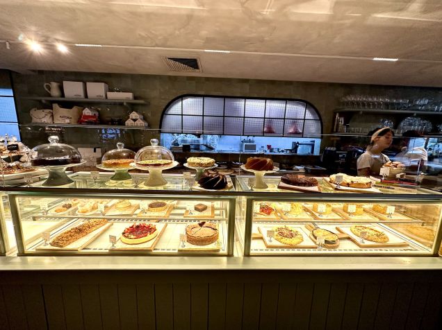 Vitrine com tortas e doces da nova A Casa de Antônia / Tina Bini