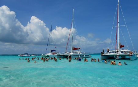 Stingray City é uma das atrações mais conhecidas das Ilhas Cayman, que possuem águas cristalinas