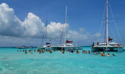 Ilhas Cayman: paraíso vai além do “fiscal” ao reunir águas cristalinas, vida marinha única e hotelaria cinco estrelas