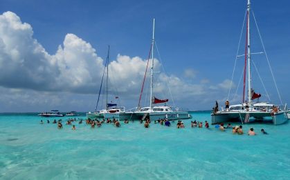 Stingray City é uma das atrações mais conhecidas das Ilhas Cayman, que possuem águas cristalinas