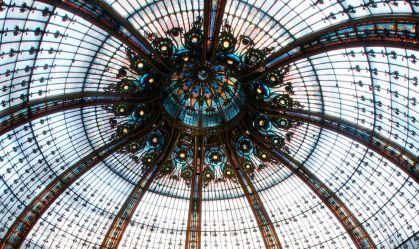 Em Paris: centenária Galeries Lafayette inaugura instalação que irradia luzes e cores da artista Kimssoja