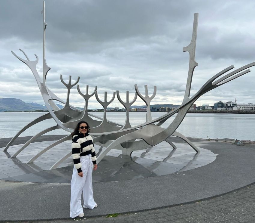 Daniela Filomeno em frente ao Sun Voyager, escultura em aço que representa um barco dos sonhos / CNN Viagem & Gastronomia