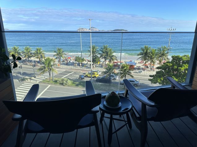 Varanda de uma das suítes do Fasano Rio com vista para a praia de Ipanema / Tina Bini
