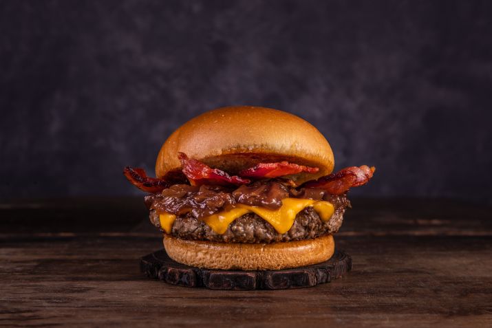 Goiabacon T.T.: 120g de blend angus premium, queijo cheddar, geleia de cebola com Goiabada Ketchup e bacon crocante no pão pintado / Tomas Rangel