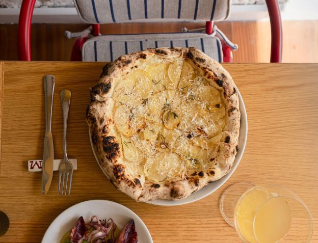 Pizza de batata laminada, iogurte de ovelha, alecrim e pecorino do Mila Osteria / Laís Acsa