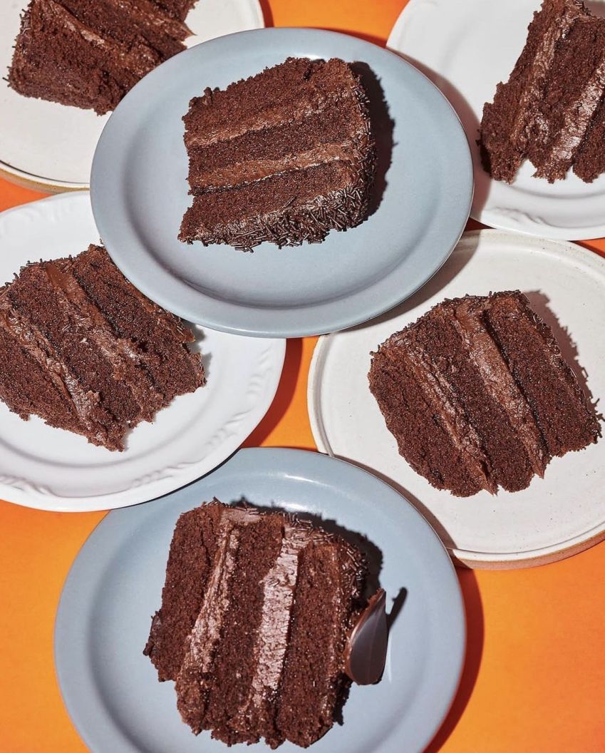 Bolo de brigadeiro da confeitaria é feito com massa intensa de cacau e brigadeiro de chocolate meio amargo / Reprodução Instagram