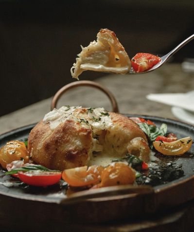 Burrata assada é uma das opções de entrada do restaurante Ferro e Farinha / Divulgação