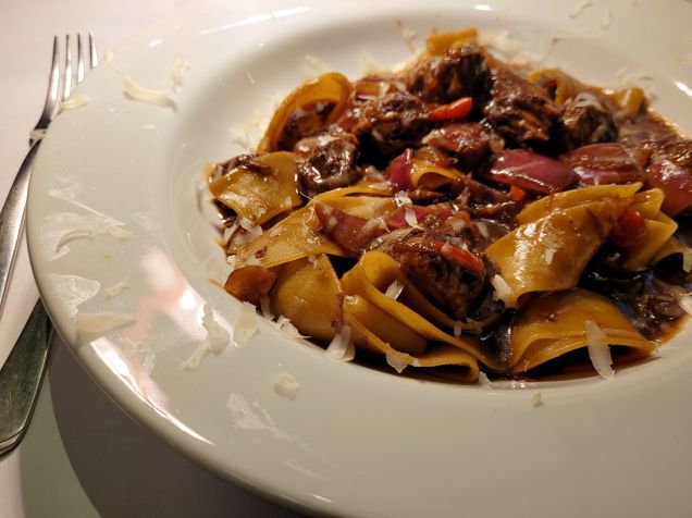 Pappardelle com cupim cozido em baixa temperatura e bordelaise / Fabio Wright