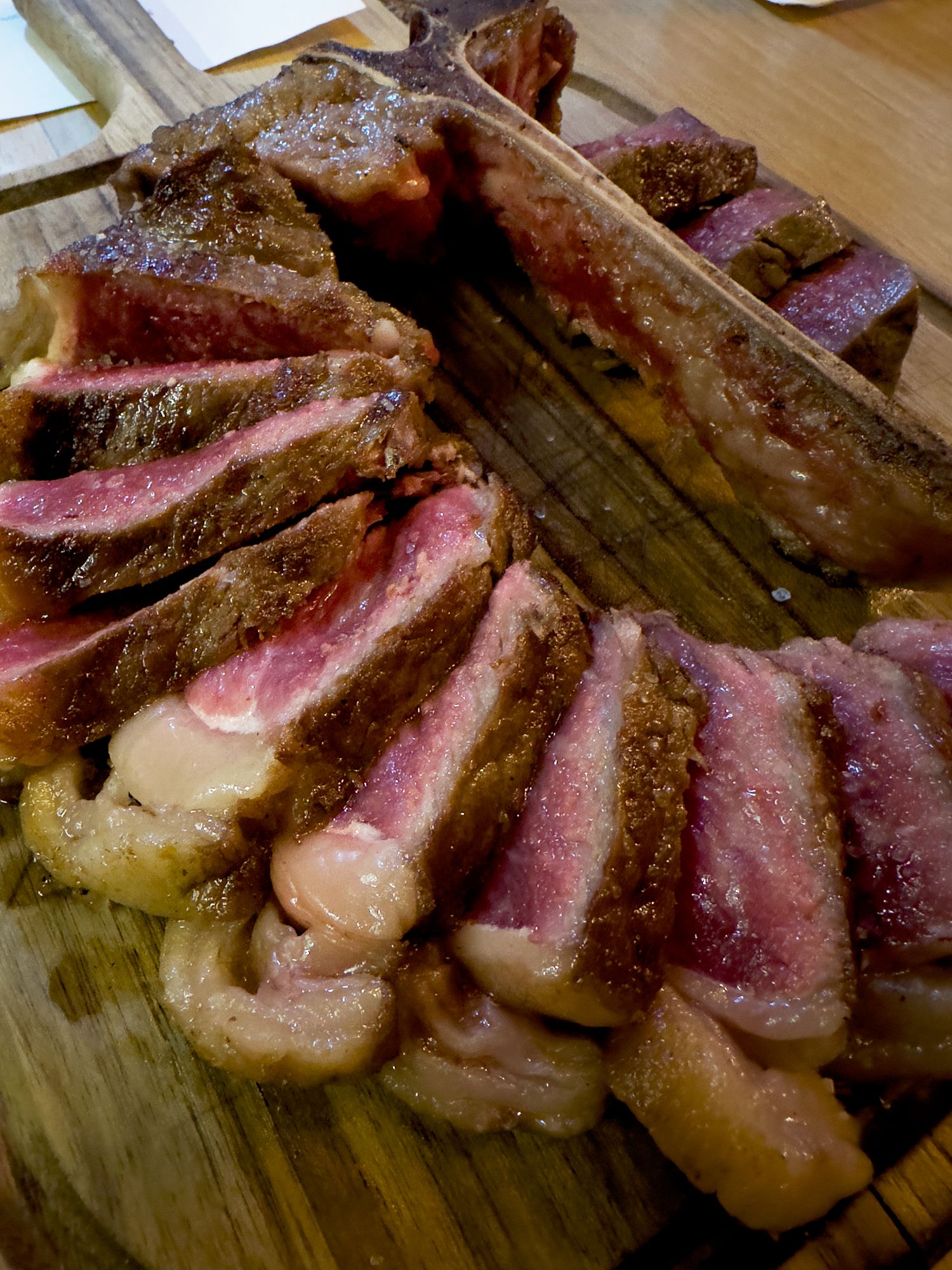As carnes maturadas são as grandes estrelas da casa / Tina Bini