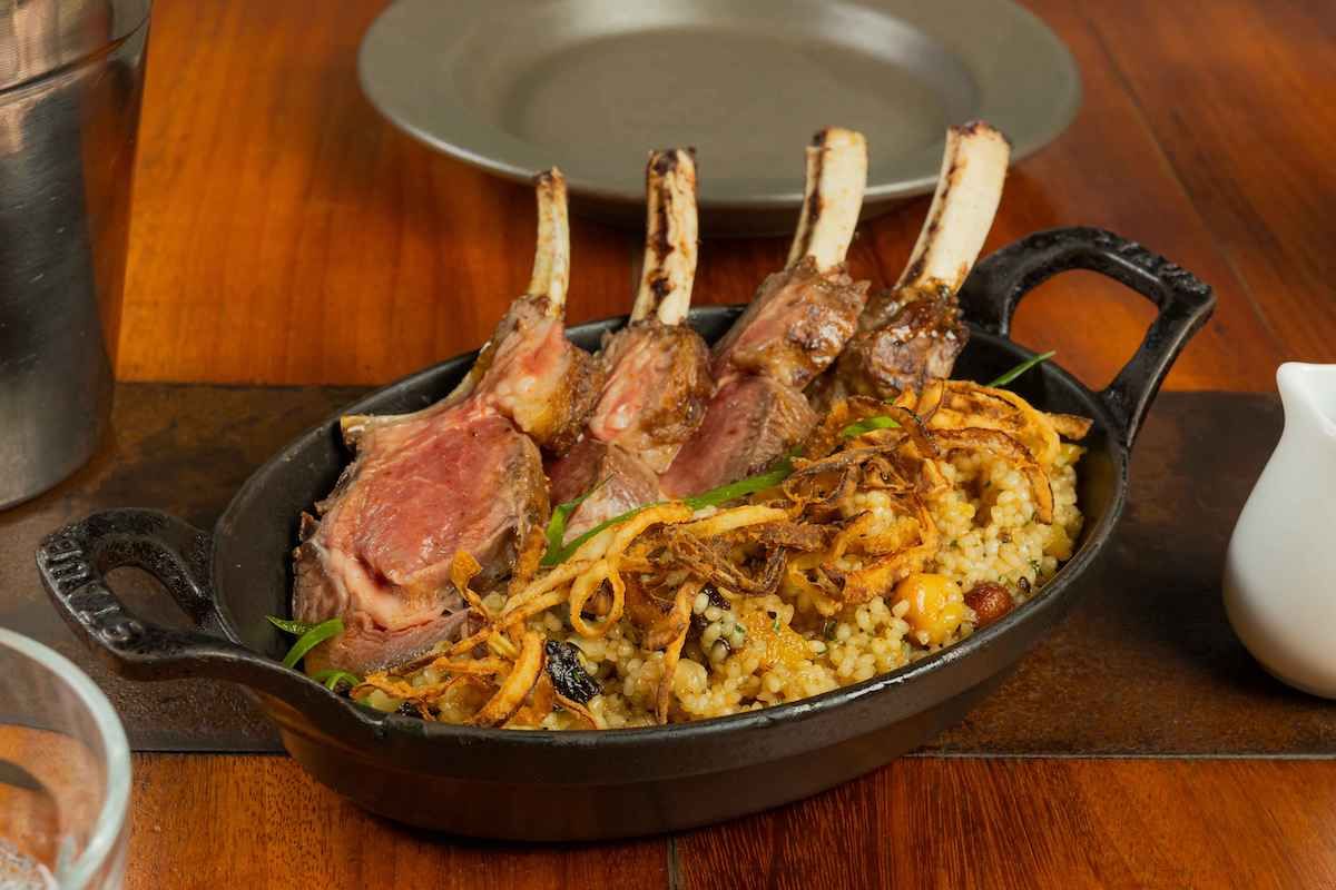 Carré de Cordeiro com Molho de Romã e Arroz de Frutas Secas / Logan