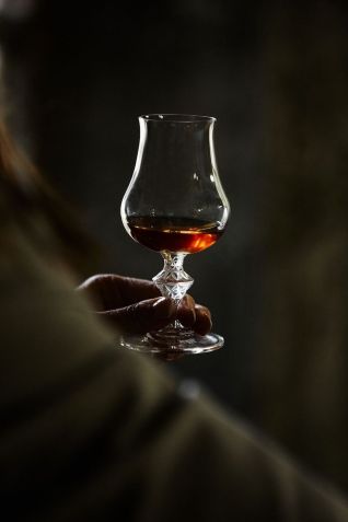 Copo em forma de tulipa com abertura estreita é o ideal para sentir melhor o aroma da bebida / Divulgação