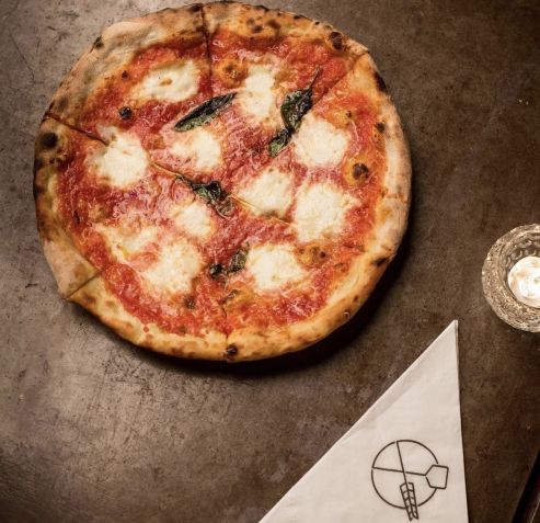 A pizza Domenico foi o primeiro sabor oferecido pelo chef e está até hoje no cardápio; lembra a tradicional marguerita / Reprodução Instagram