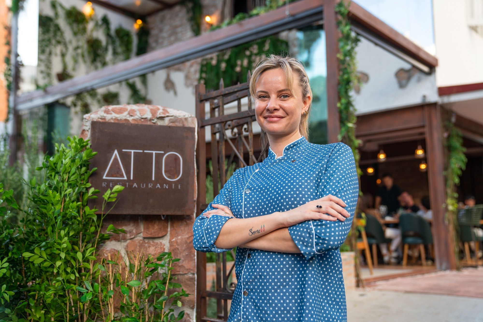 Chef Luiza Hoffmann em frente ao seu restaurante Atto / Melli
