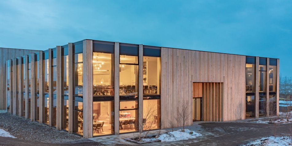 Com enormes janelas, Geysir Hotel foi projetado propositalmente para oferecer boa visão dos hóspedes para paisagens ao seu entorno / Diana Poon