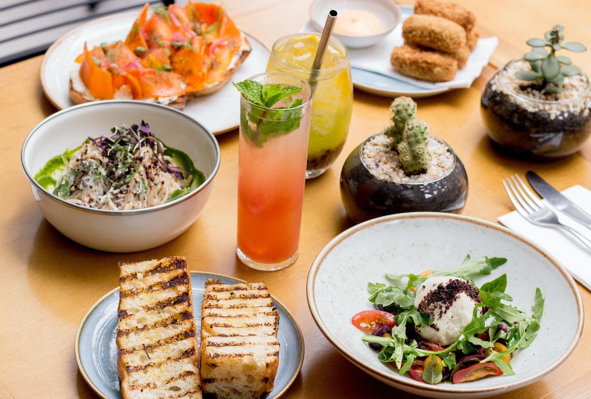 Mesa com entradinhas do vegetariano GreenKitchen / Gustavo Steffen