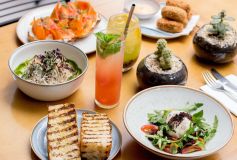 Mesa com entradinhas do vegetariano GreenKitchen