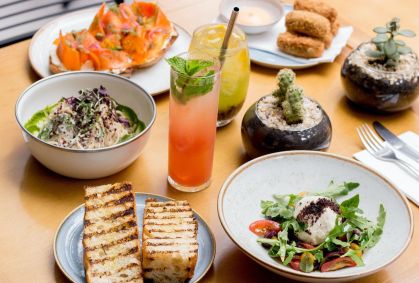 Mesa com entradinhas do vegetariano GreenKitchen
