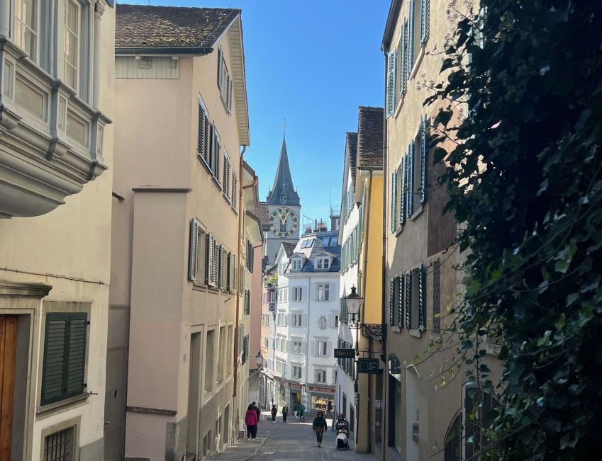 Ruas do centro histórico de Zurique são para lá de charmosas / CNN Viagem & Gastronomia