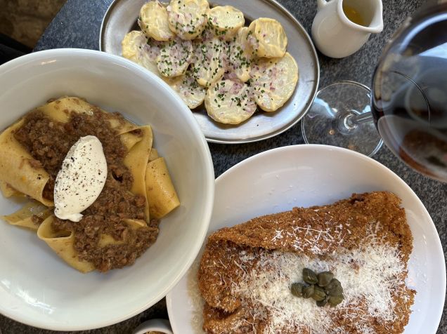 Milanesa com batatinhas e pappardelle com ragu branco estão entre os carros-chefe do Mila Osteria / Tina Bini