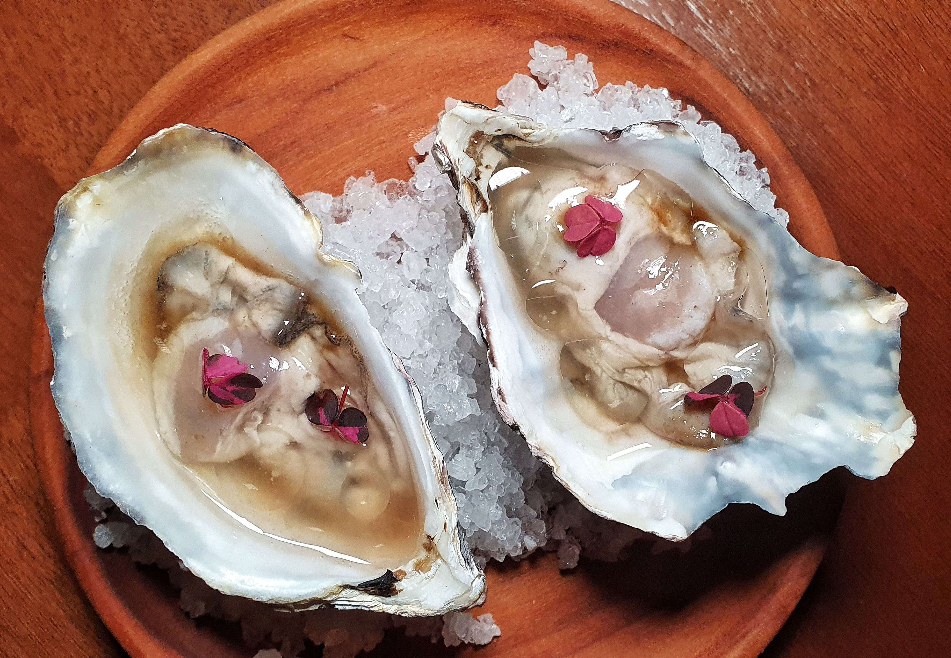 Ostra, garum, caju, óleo de castanha do pará, snack que inicia o menu IgorLAB _ Caroline Grimm
