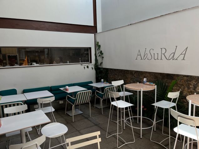 Na parte interna da confeitaria, clientes encontram sofás e uma janela que mostra o movimento da cozinha / Daniela Caravaggi