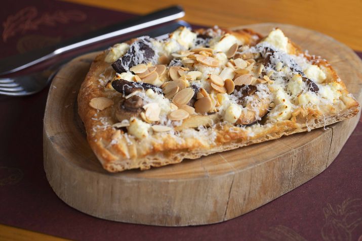Pinsa de cogumelos da Basilicata, uma entrada que lembra uma pizza feita com farinha de arroz, trigo e soja / Diego Sanches