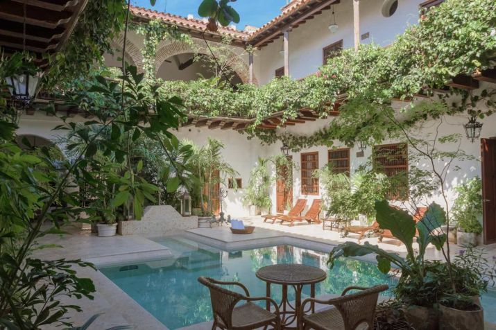 Piscina da Casa Del Azorbispado, hotel localizado em Cartagena das Índias desde 2002 / Site oficial