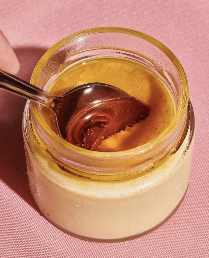 Pudim de leite condensado com caramelo no pote é um dos mais pedidos na confeitaria / Reprodução Instagram