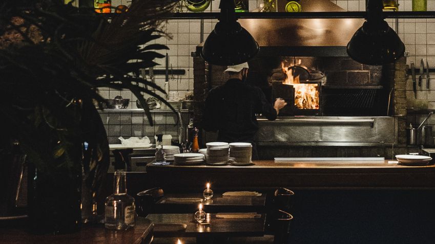 Ambiente do Cozinha 212, em Pinheiros, que tem o fogo e a brasa como protagonistas / Divulgação
