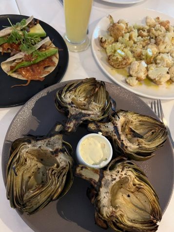 Alcachofra e couve-flor na brasa e tacos do La Única / CNN Viagem & Gastronomia