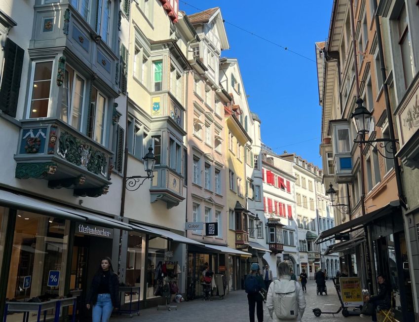 Ruas do centro de St. Gallen com sacadas envidraçadas / CNN Viagem & Gastronomia