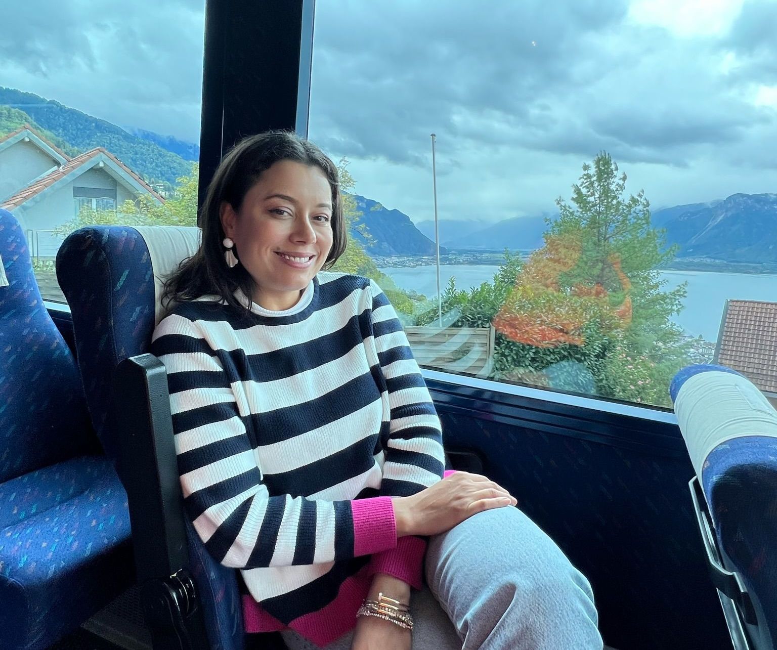 Daniela Filomeno em trem pelo interior da Suíça / CNN Viagem & Gastronomia