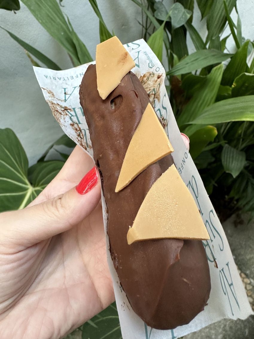 Eclair da Absurda Confeitaria / Tina Bini