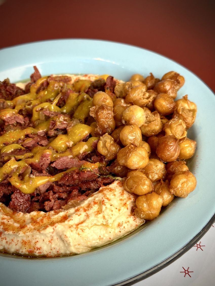 Hommus é à base de cinco pratos especiais da casa, como esse da foto com pastrami / Tina Bini