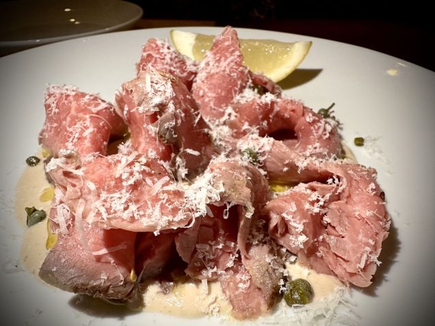 Vitello Tonnato: filé mignon de novilho com molho de atum, alcaparras, oliva e limão siciliano/ Tina Bini