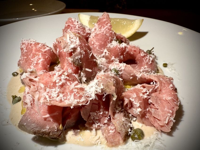Vitello Tonnato: filé mignon de novilho com molho de atum, alcaparras, oliva e limão siciliano/ Tina Bini