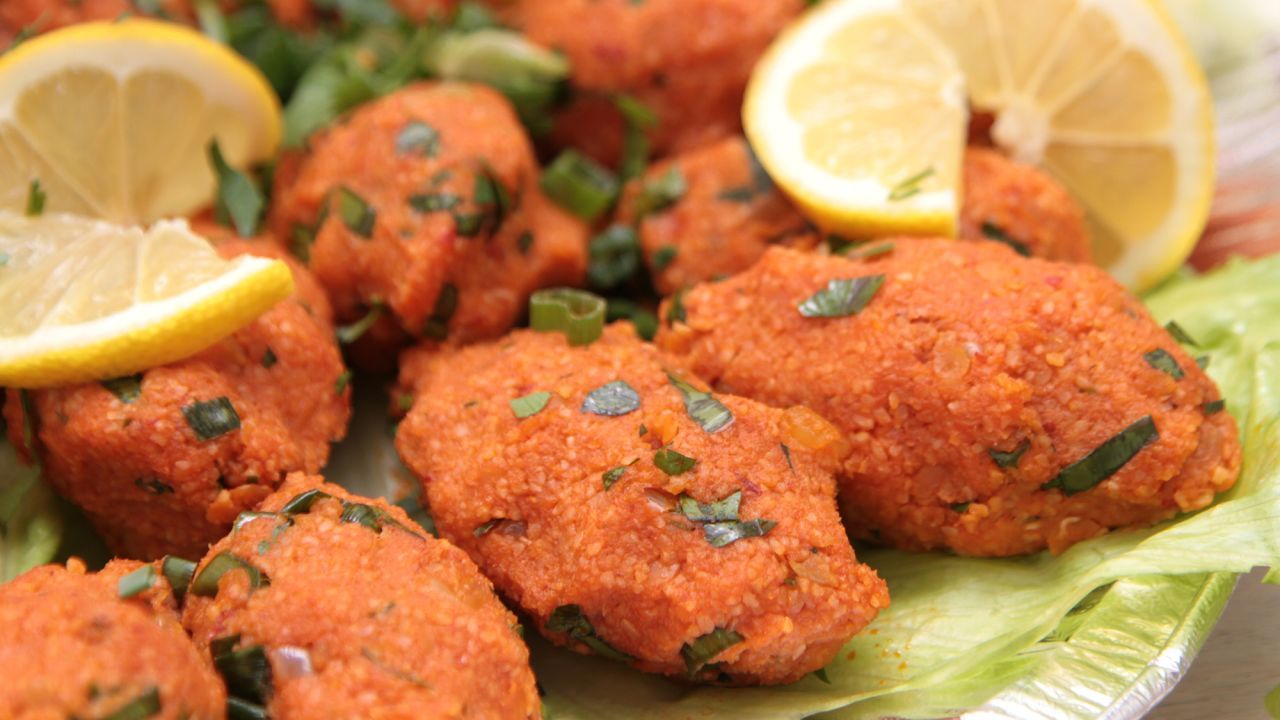 Mercimek kofte é um aperitivo ou acompanhamento turco muito popular / Shutterstock