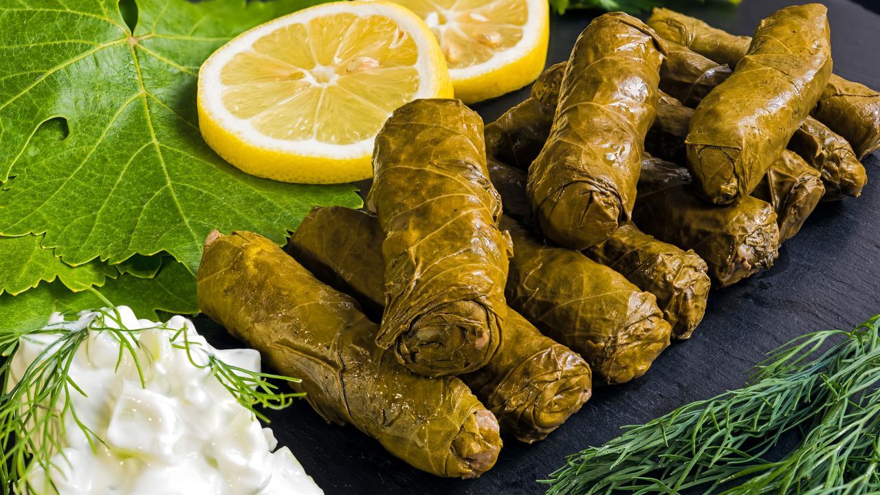 Este prato tradicional consiste essencialmente em folhas de videira enroladas e recheadas com arroz bem temperado ou carne moída / Shutterstock