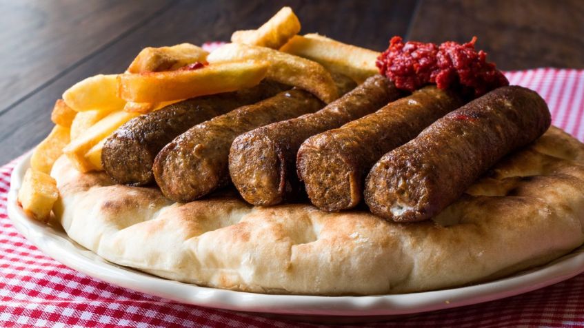 Inegol Kofte - carne moída ou cordeiro grelhadas com farinha de rosca e cebola / Shutterstock