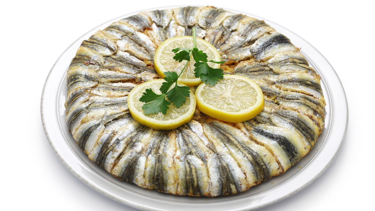 Hamsili pilav - um prato de arroz assado no forno com uma camada de anchovas frescas por cima / Shutterstock